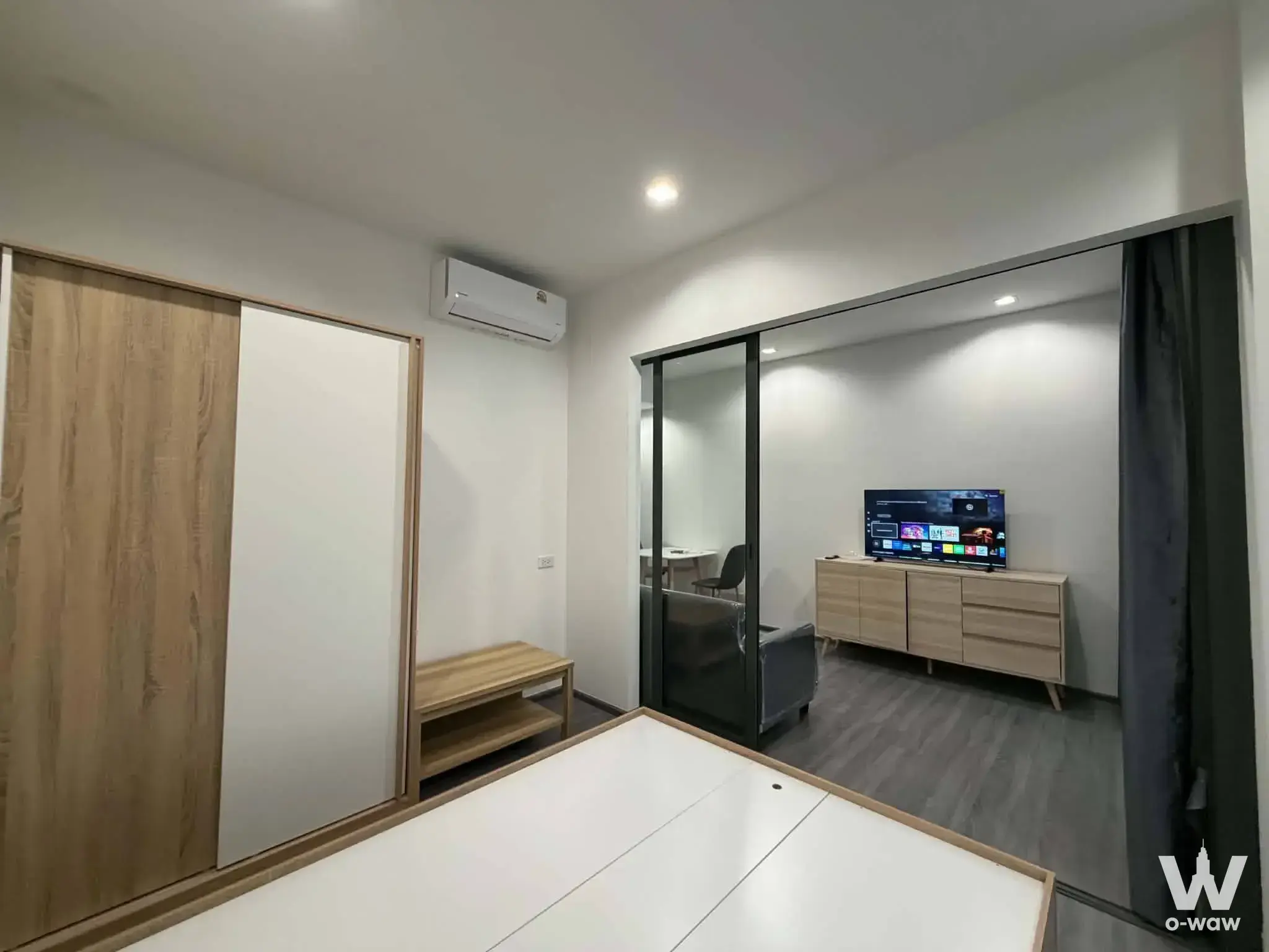 1-bed condo for rent in The Rich Sathon-Taksin with glass partition and minimalist decor
