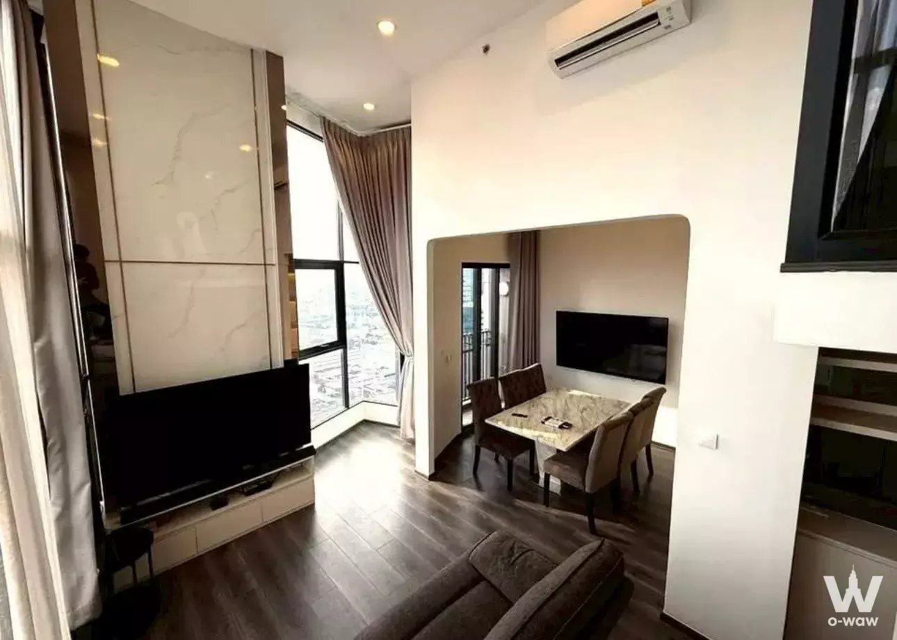 Spacious living and dining area in 1-bed condo for sale at KnightsBridge Space Ratchayothin with city views