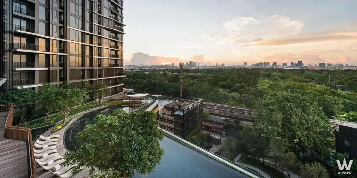 The rooftop deck of THE LINE Chatuchak-Mo Chit 3-bed condo for sale has an infinity pool and lounge chairs