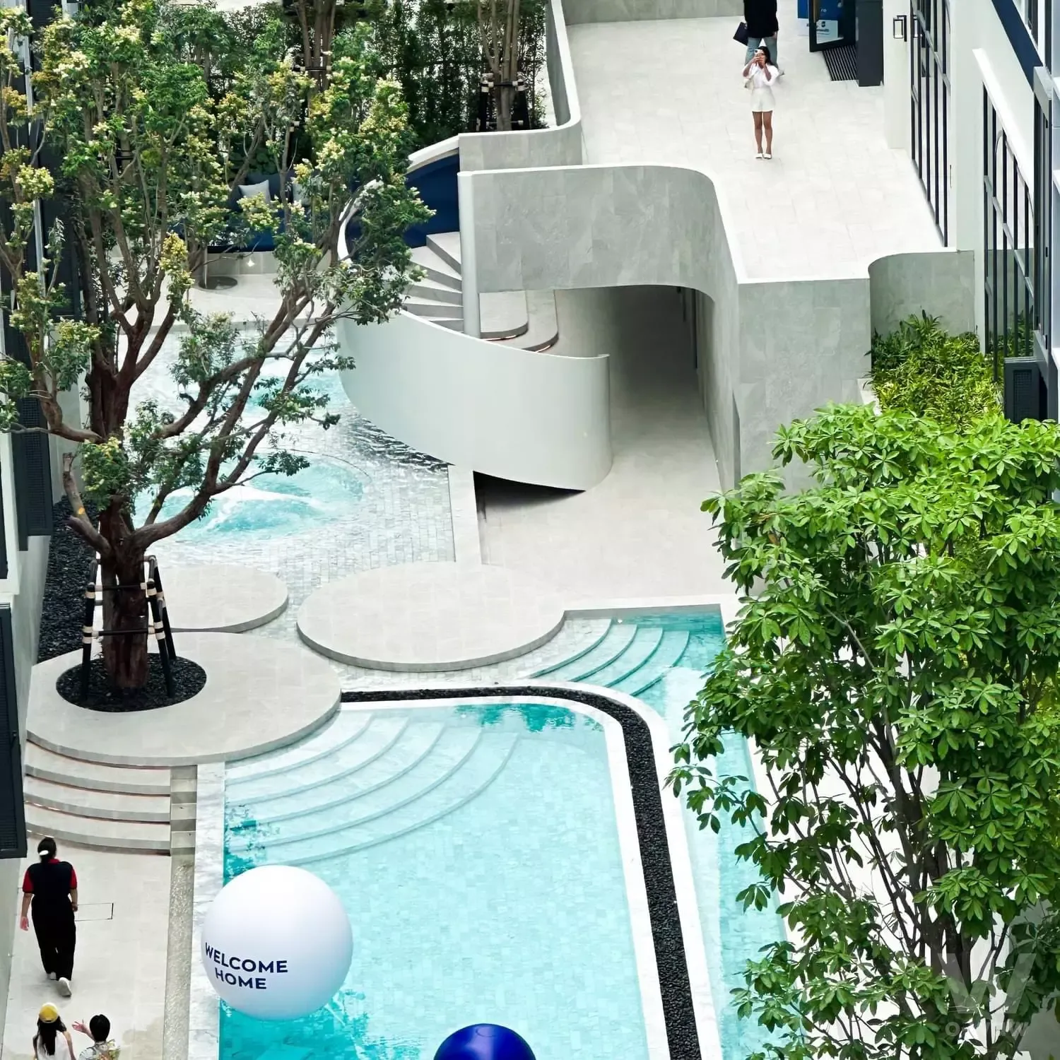 Phahonyothin Soi 35, near BTS Ratchayothin (350 meters)