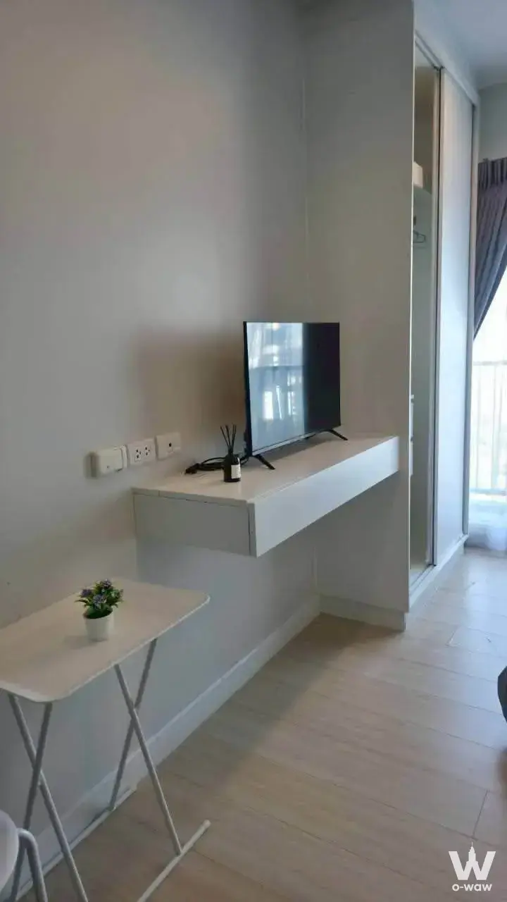 Bright bedroom in a Metro Sky Wutthakat rental with mirrored wardrobe and balcony access