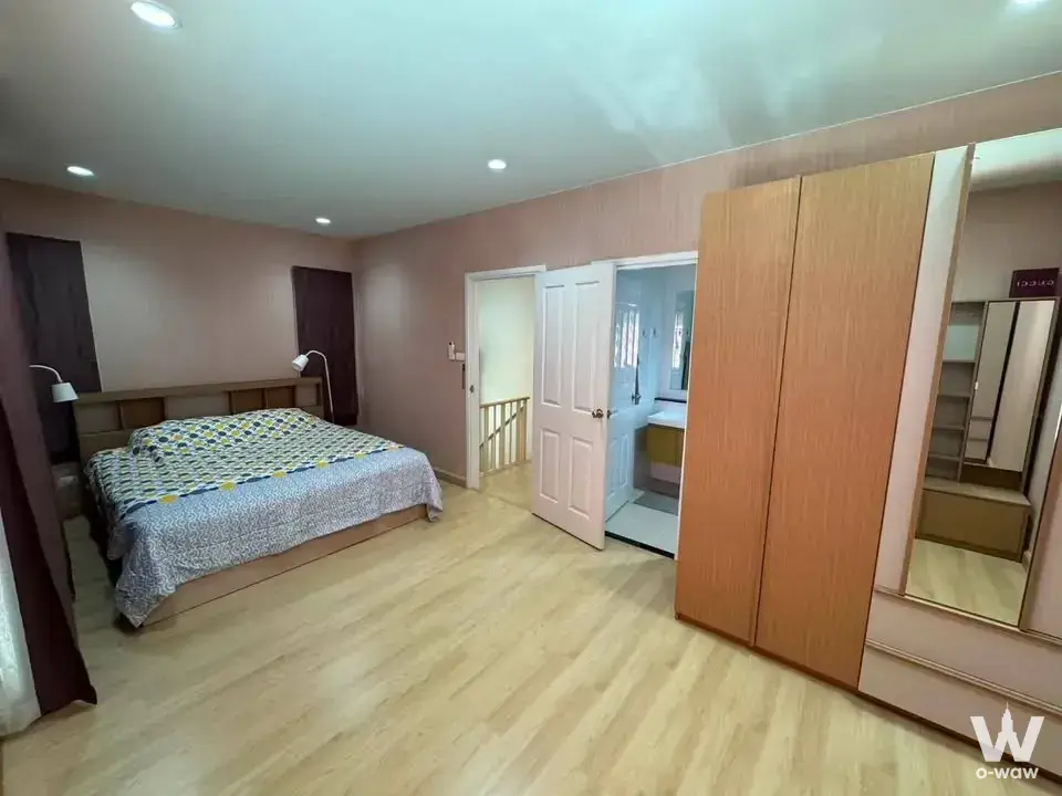 Master bedroom with geometric bedding and wardrobe in a 4-bed house for rent at Areeya Como Bangna-Wongwaen