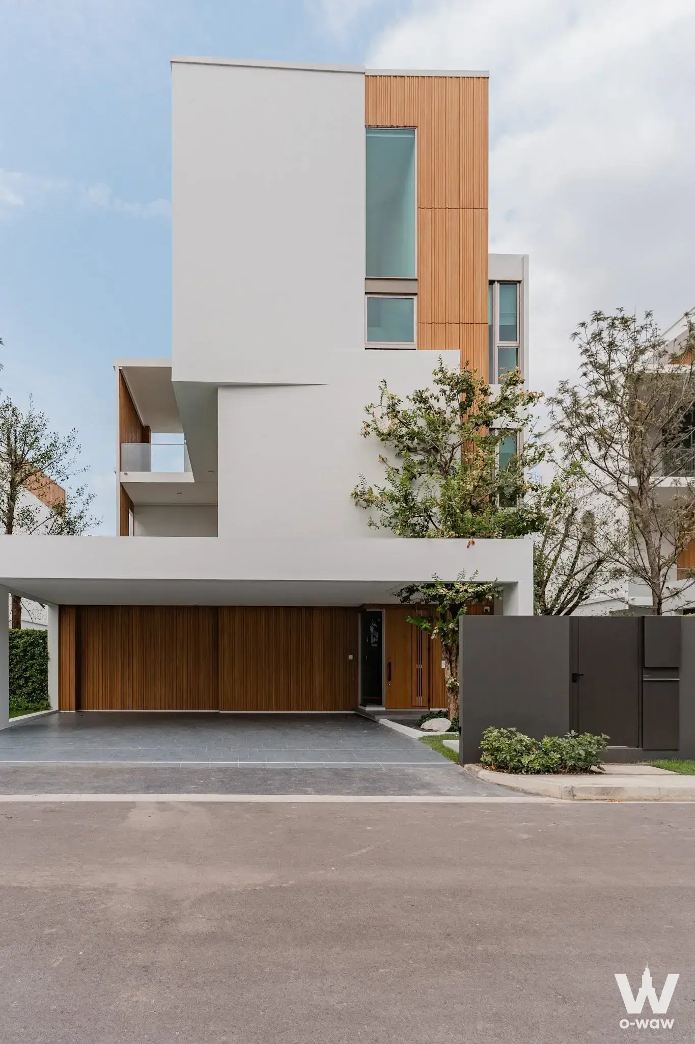 Rama 9, near Wellington International School, Bangkok Golf Club, Samitivej Srinakarin Hospital