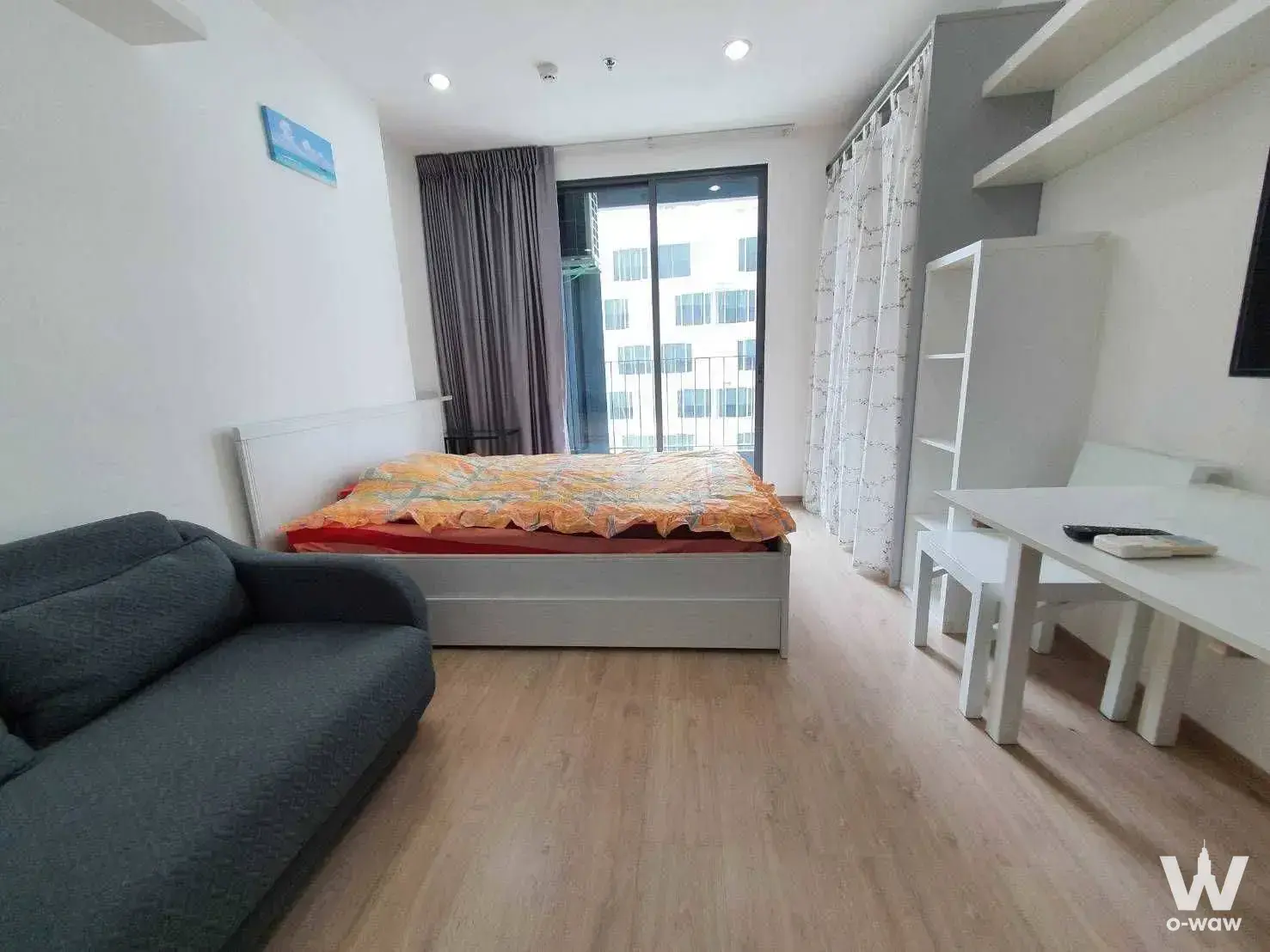 Bright bedroom in 1-bed condo for rent at Ideo Q Chula-Samyan with platform bed, desk, and balcony access