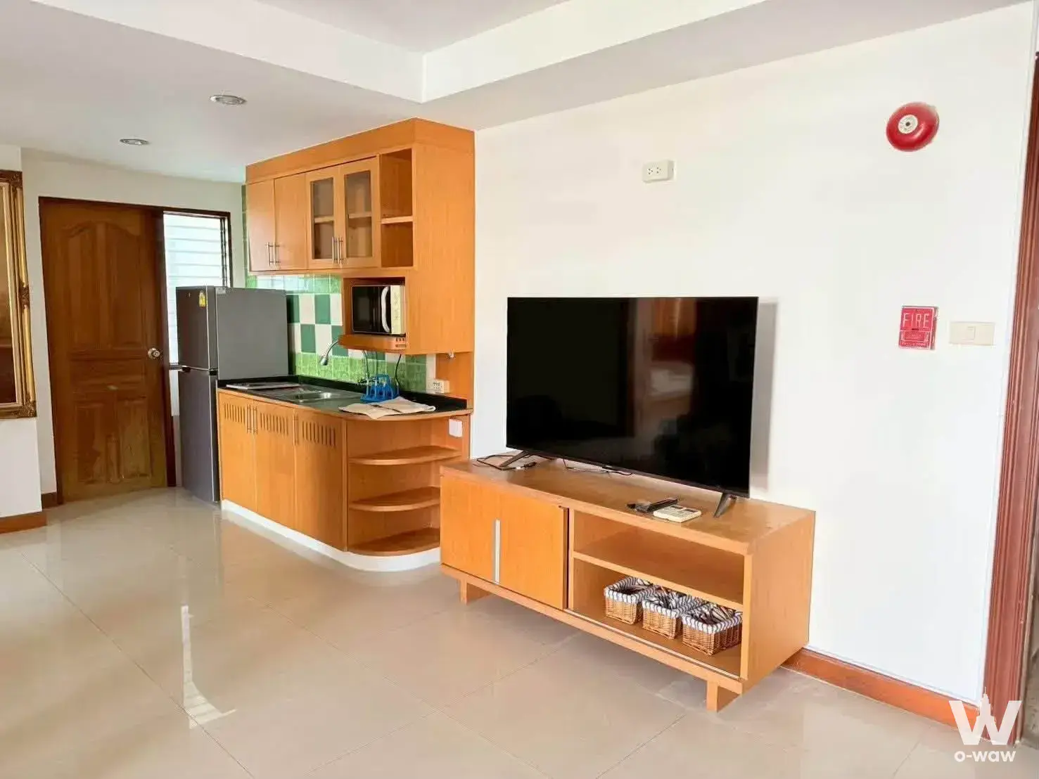 1-bed condo for rent in Vivid Tower Phattanakan 54 featuring honey-oak kitchen cabinetry