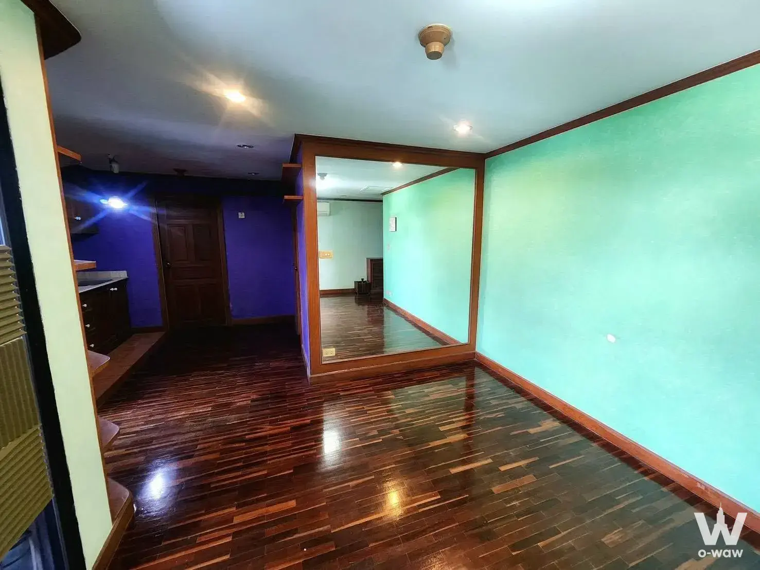 Empty 1-bed condo in Sun Palace with mint walls and dark parquet floors