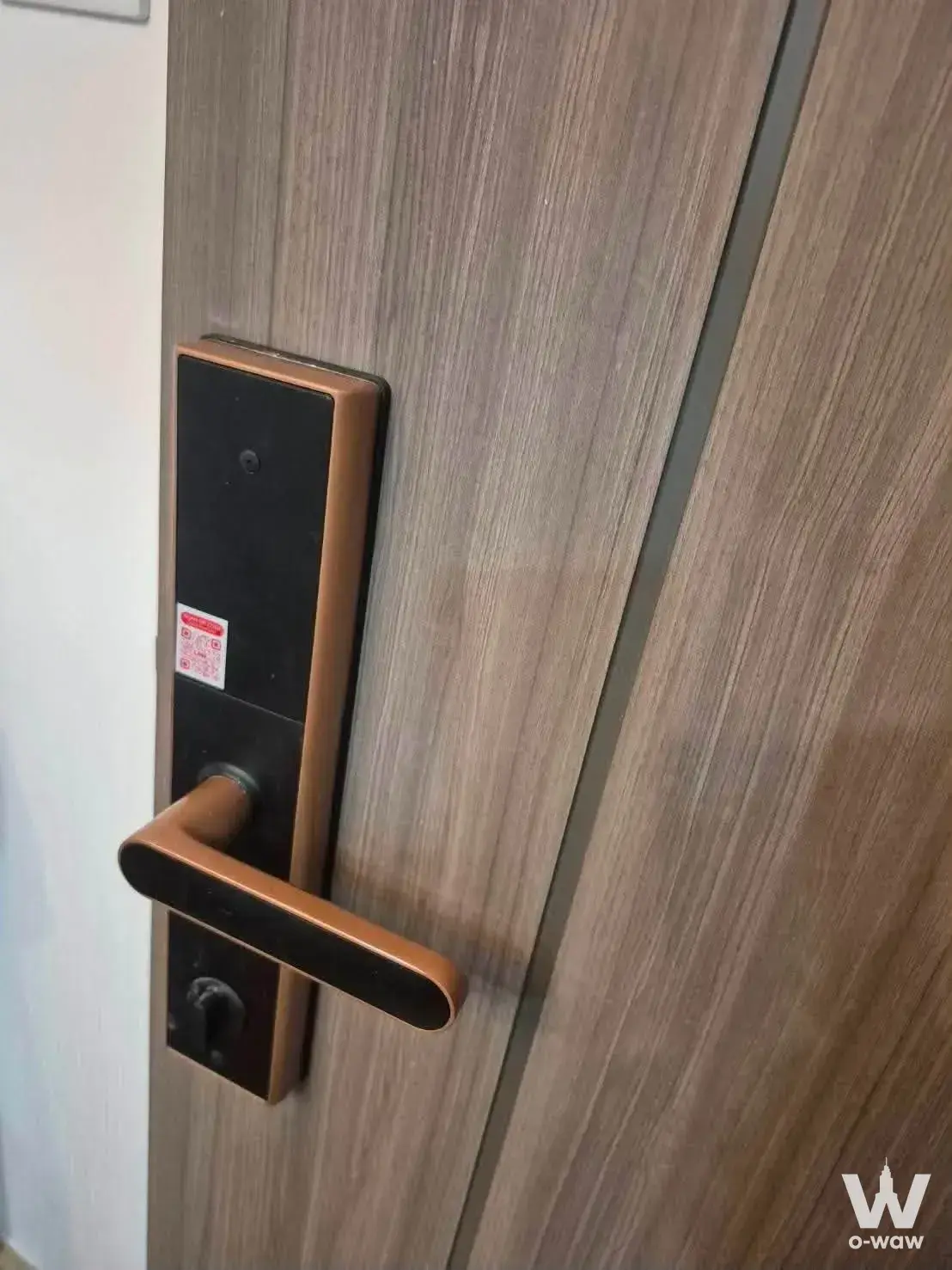 Modern wood entry door with smart lock in 1-bed condo for rent at Supalai Veranda Ramkhamhaeng