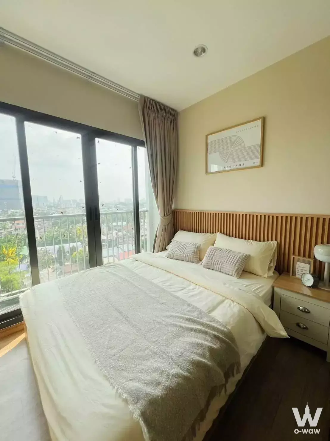 Modern bedroom in 1-bed condo for rent at The Tree Rio Bang-Aor Station with city view balcony