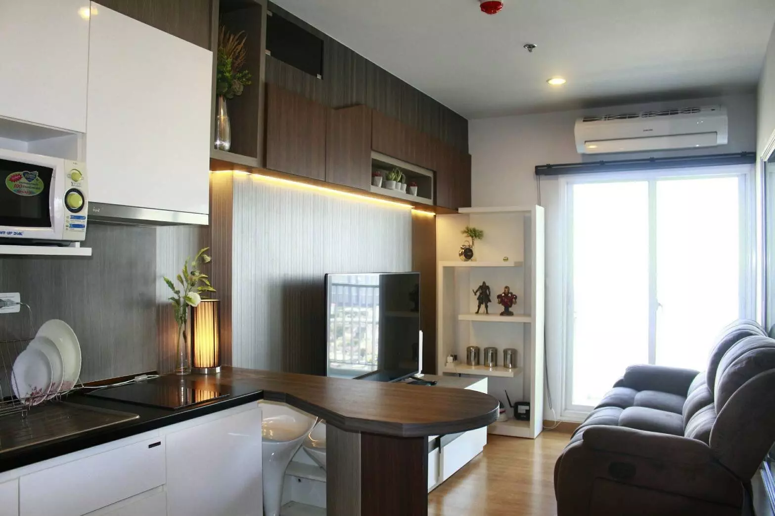 Modern 1-bed condo for rent in The Parkland Ratchada with open-plan kitchenette, living area, and natural light