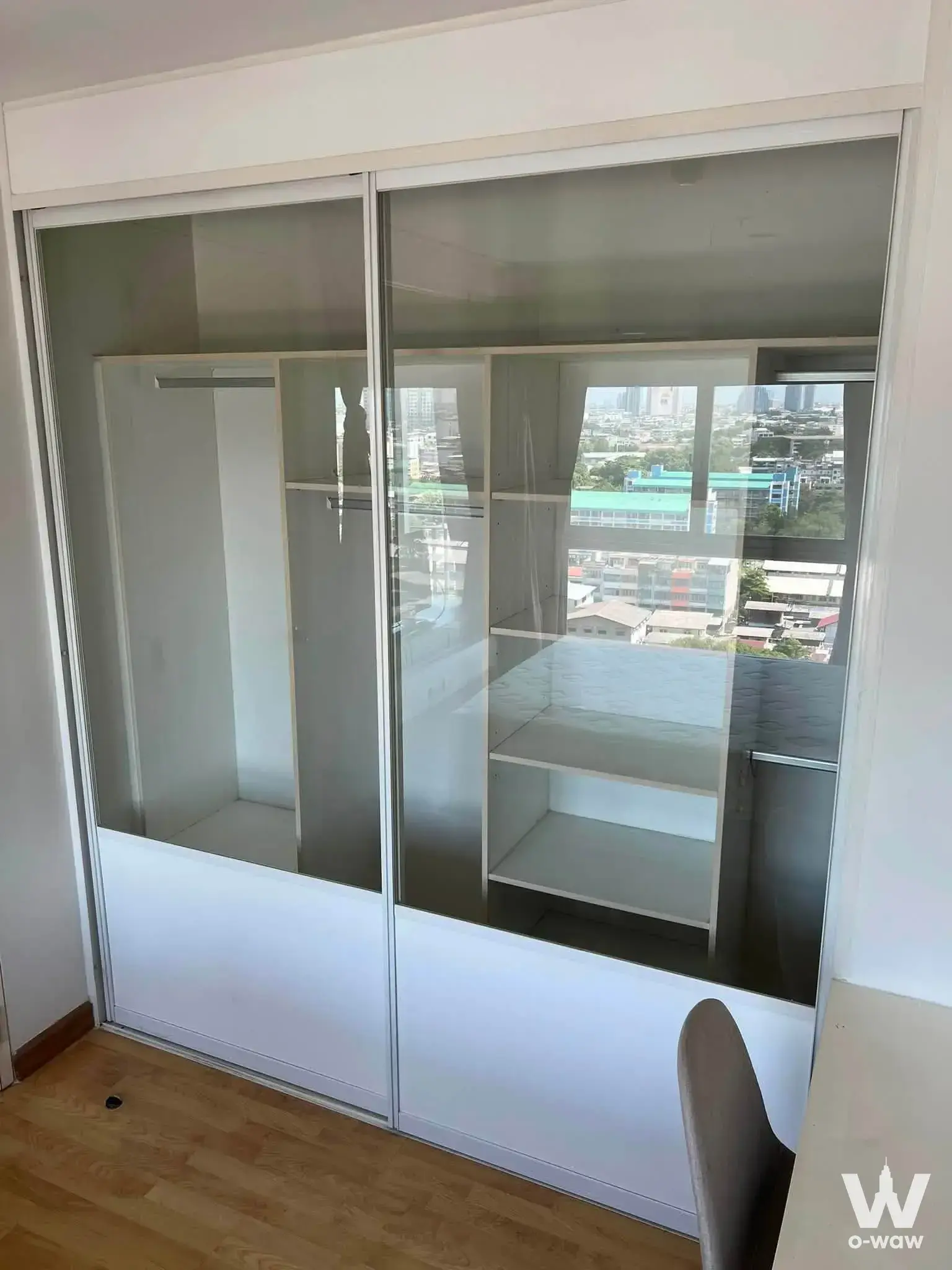 Bright bedroom with built-in wardrobe and city view in a 1-bed condo for rent at The Parkland Taksin