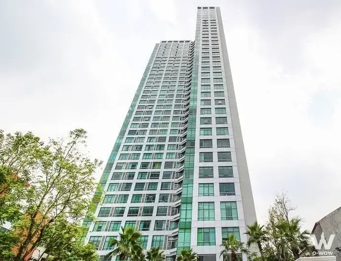 Bangkok, near BTS Saphan Taksin (850M)