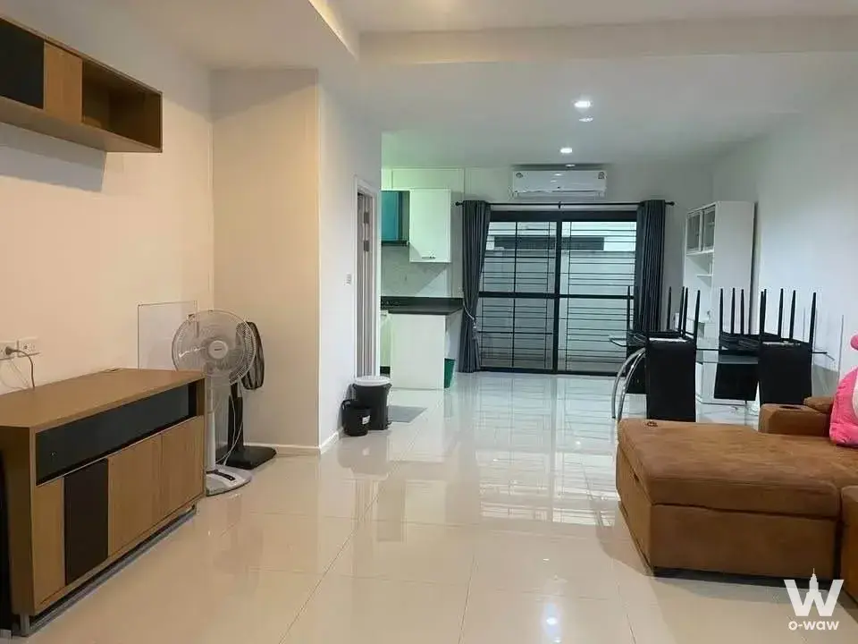 Open-plan living and dining area in a 3-bed townhouse for rent at Plex Residence Kaset-Nawamin