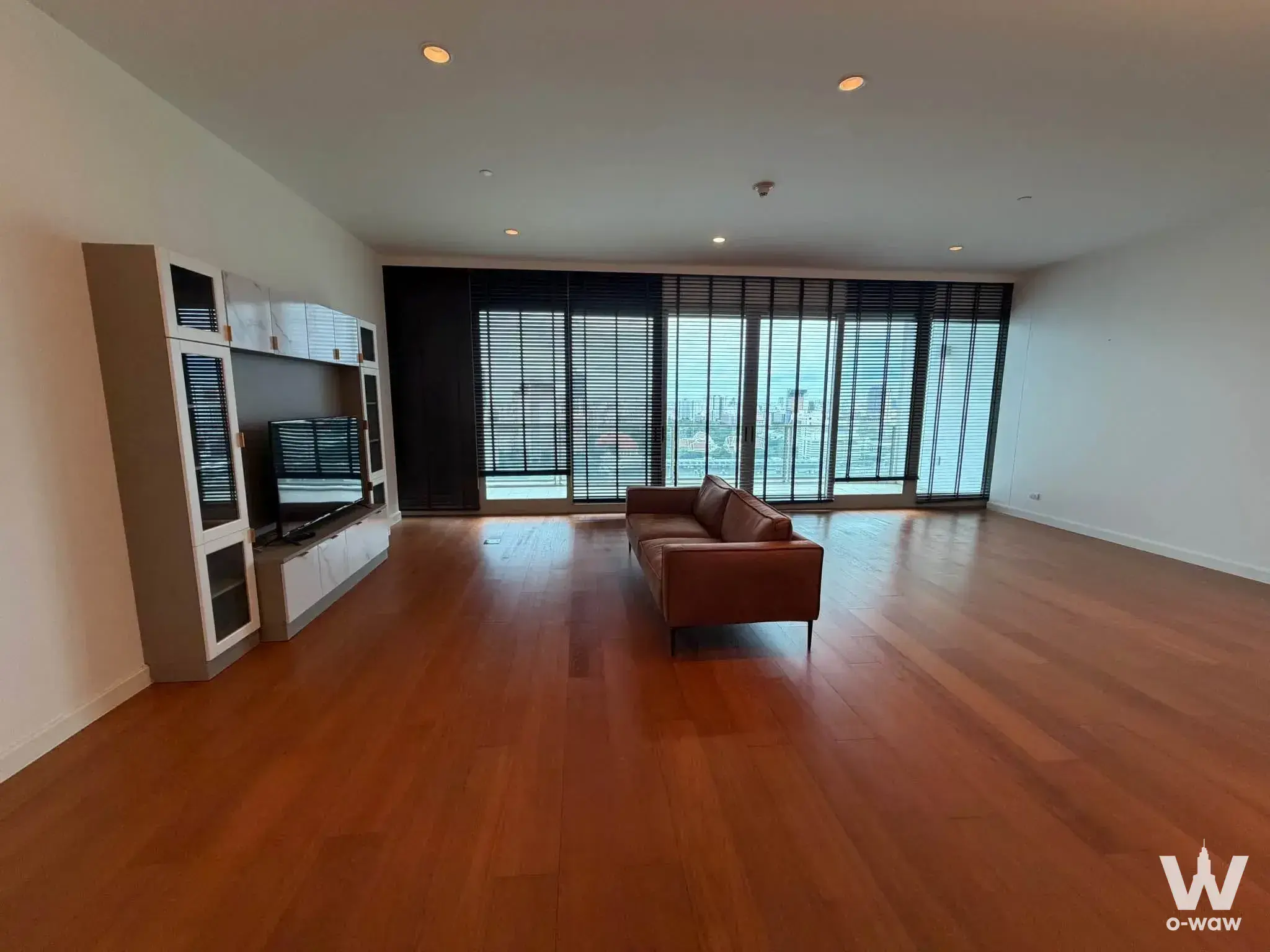 Condo with 3 bedrooms for rent at 185 Rajadamri — photo 1 of 5