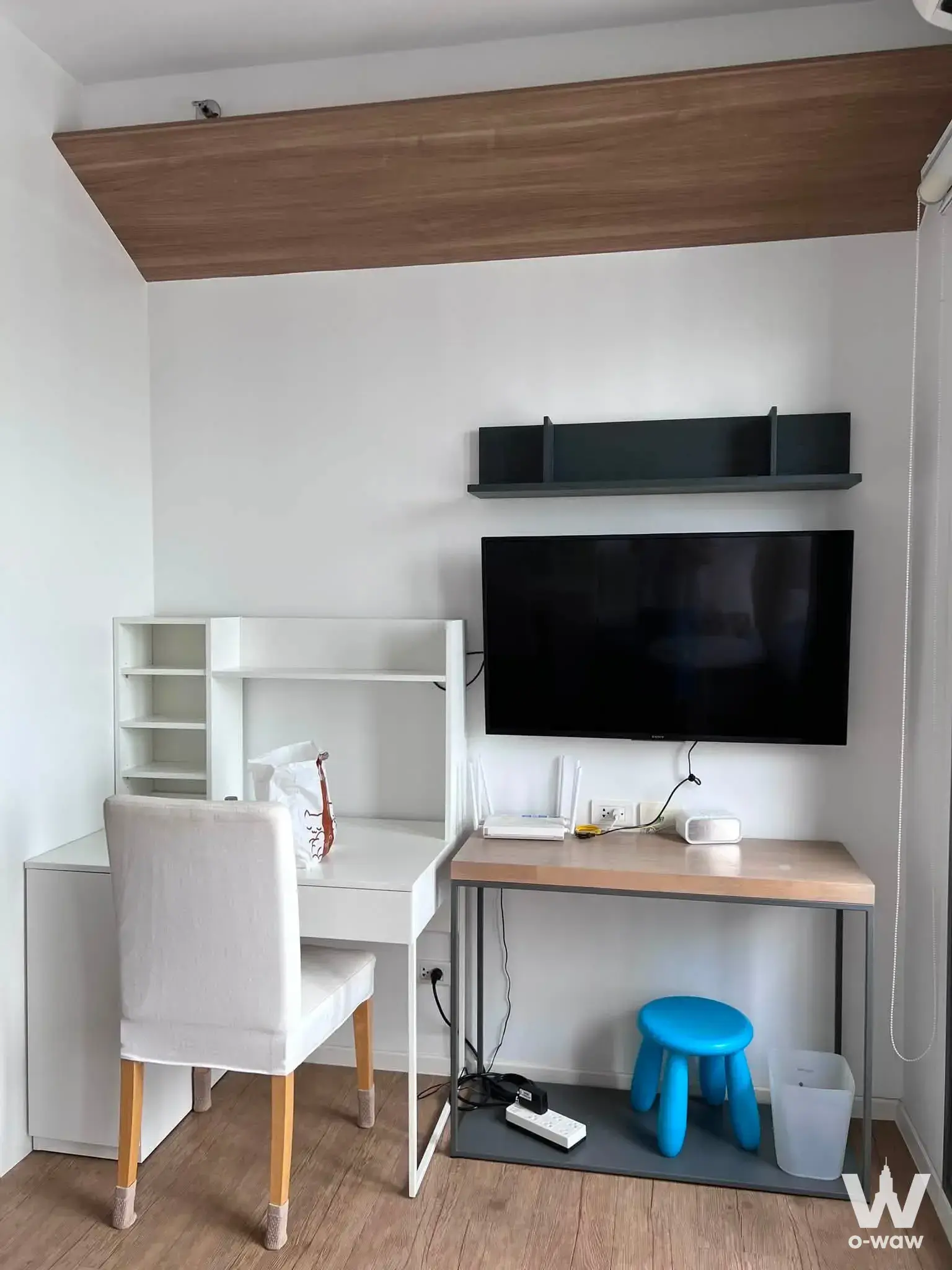 Home office nook in Triple Y Residence featuring white desk and recessed walnut ceiling panel