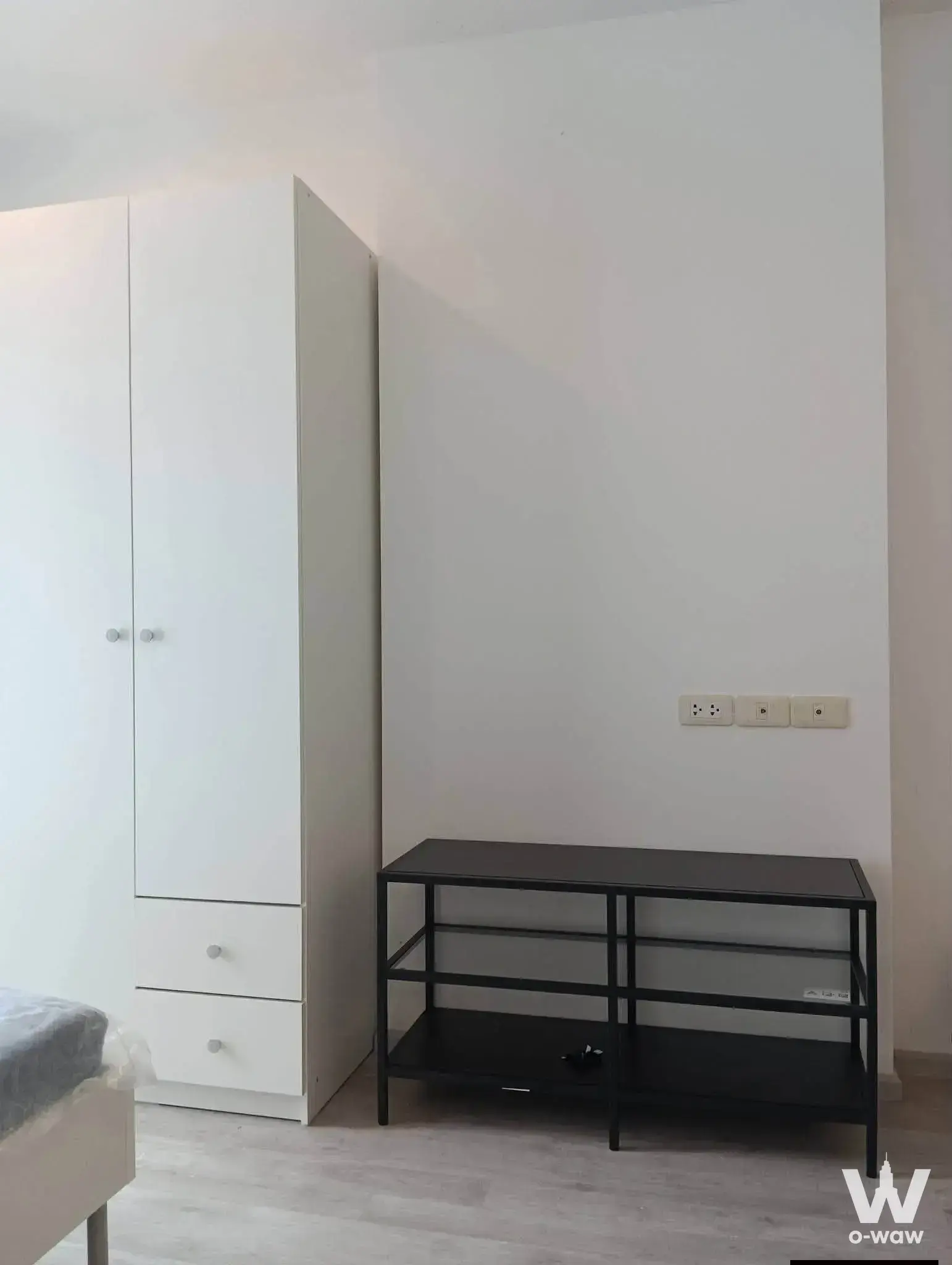 Minimalist bedroom in a 1-bed condo for rent at Ideo Mobi Charan Interchange with tall white wardrobe and black console