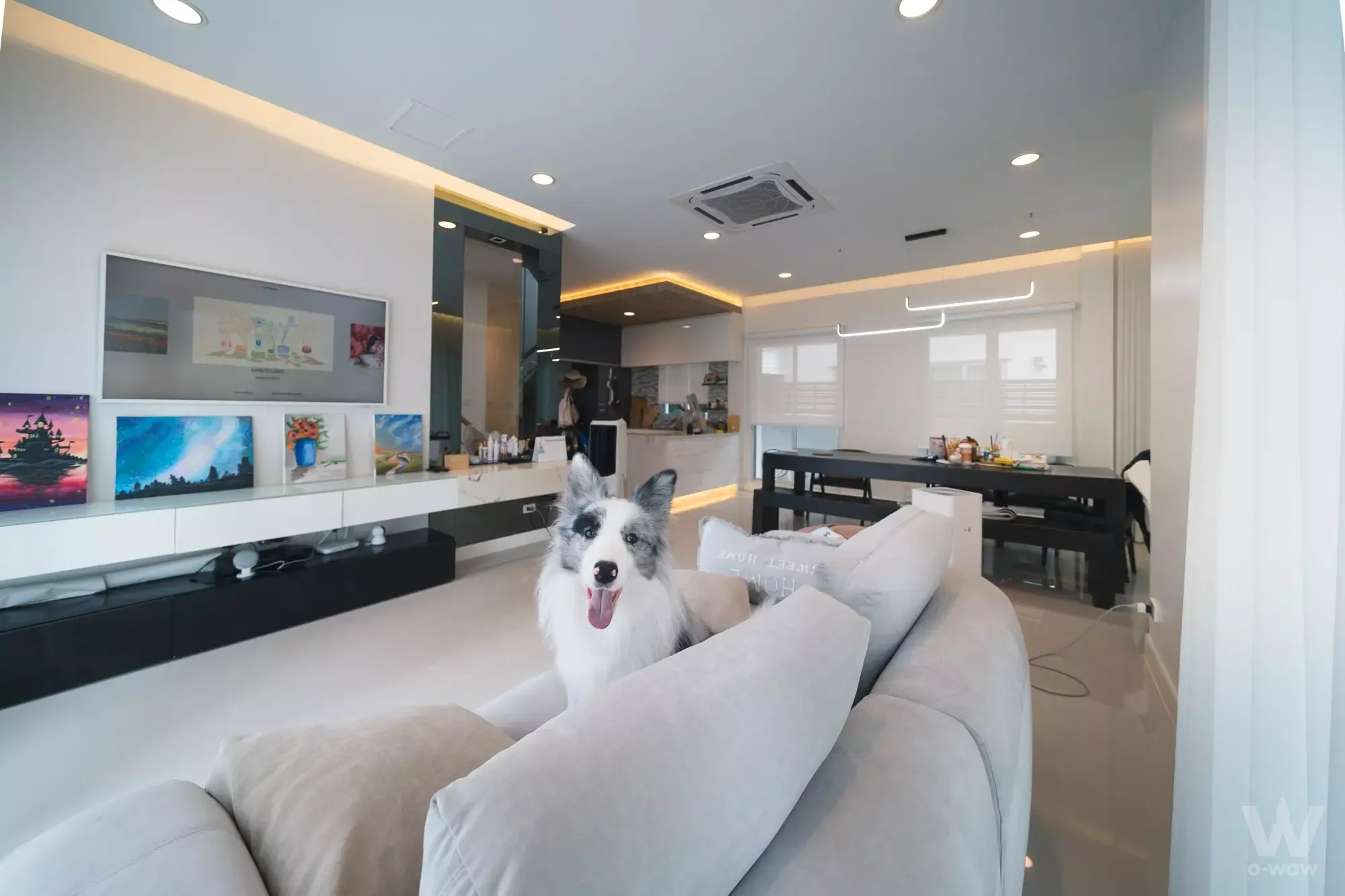 Modern open-plan living and dining area in 3-bed house for sale in Bangkok Boulevard Rama 9 with glossy tiles and neutral