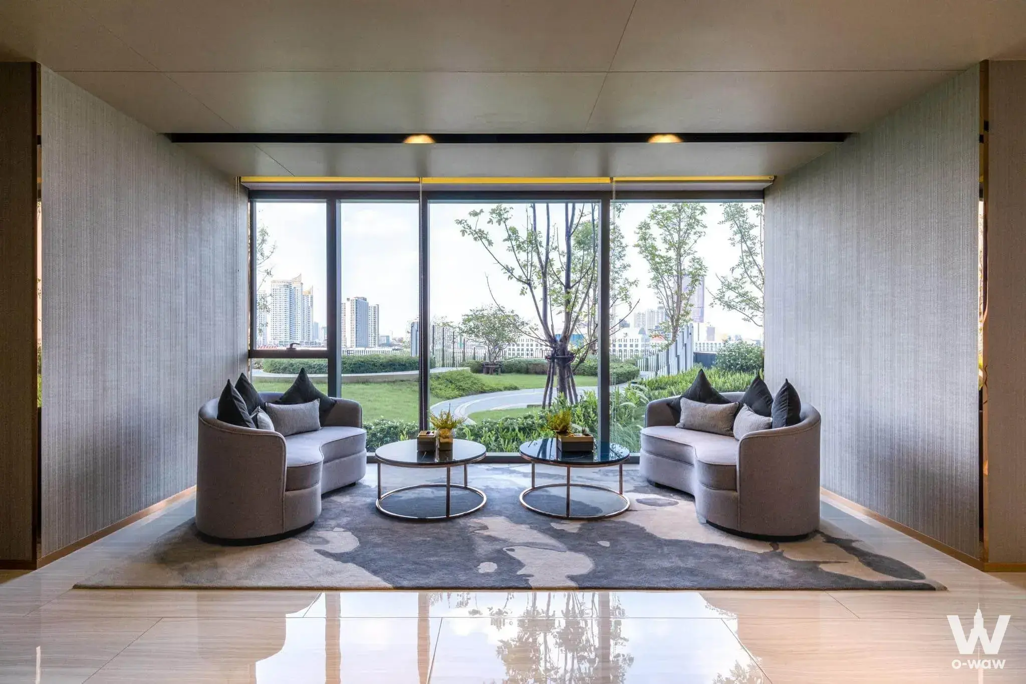 Modern living room in 1-bed condo for sale at Cloud Thonglor-Phetchaburi with park views and grey sofas