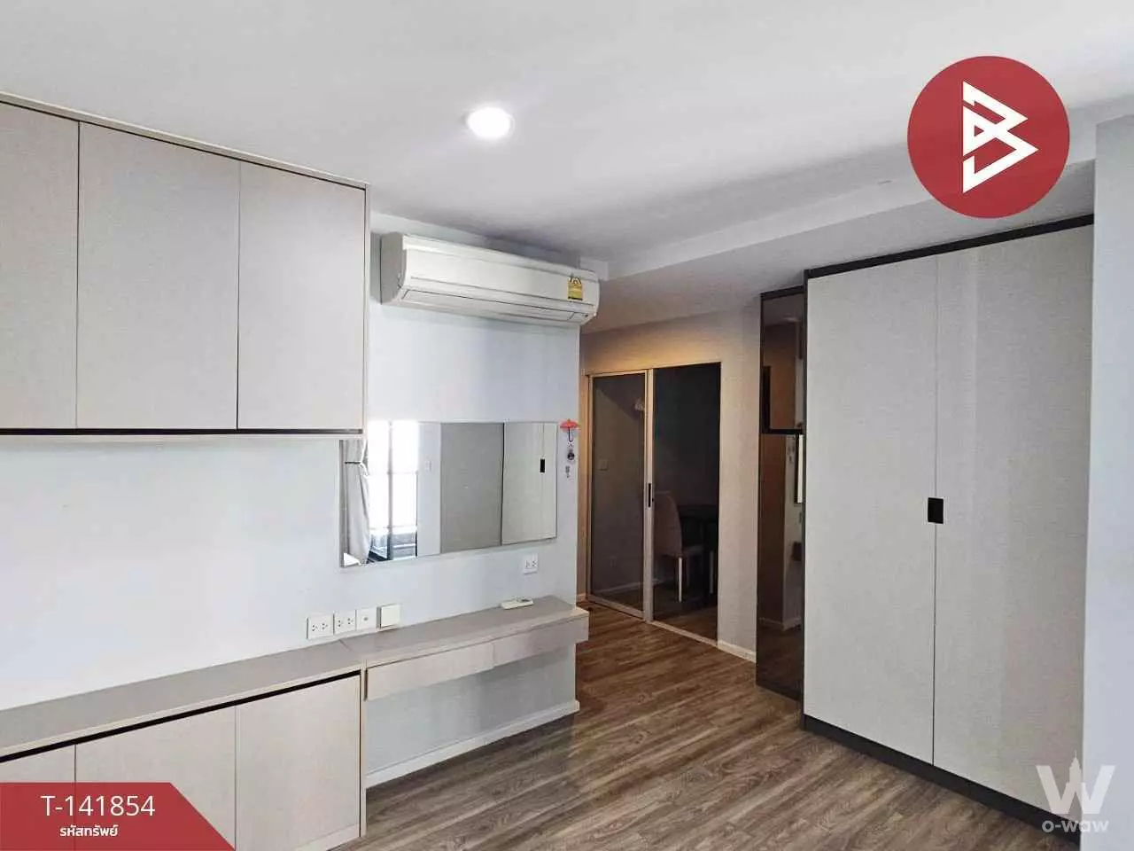 Unfurnished bedroom in 1-bed condo for sale at VERY 2 Sukhumvit 72 with light wood floors and grey built-in storage