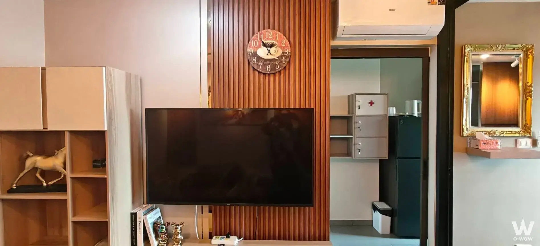 Living room of 1-bed condo for rent in Regent Home Wutthakat featuring wood-slat accent wall and flat-screen TV