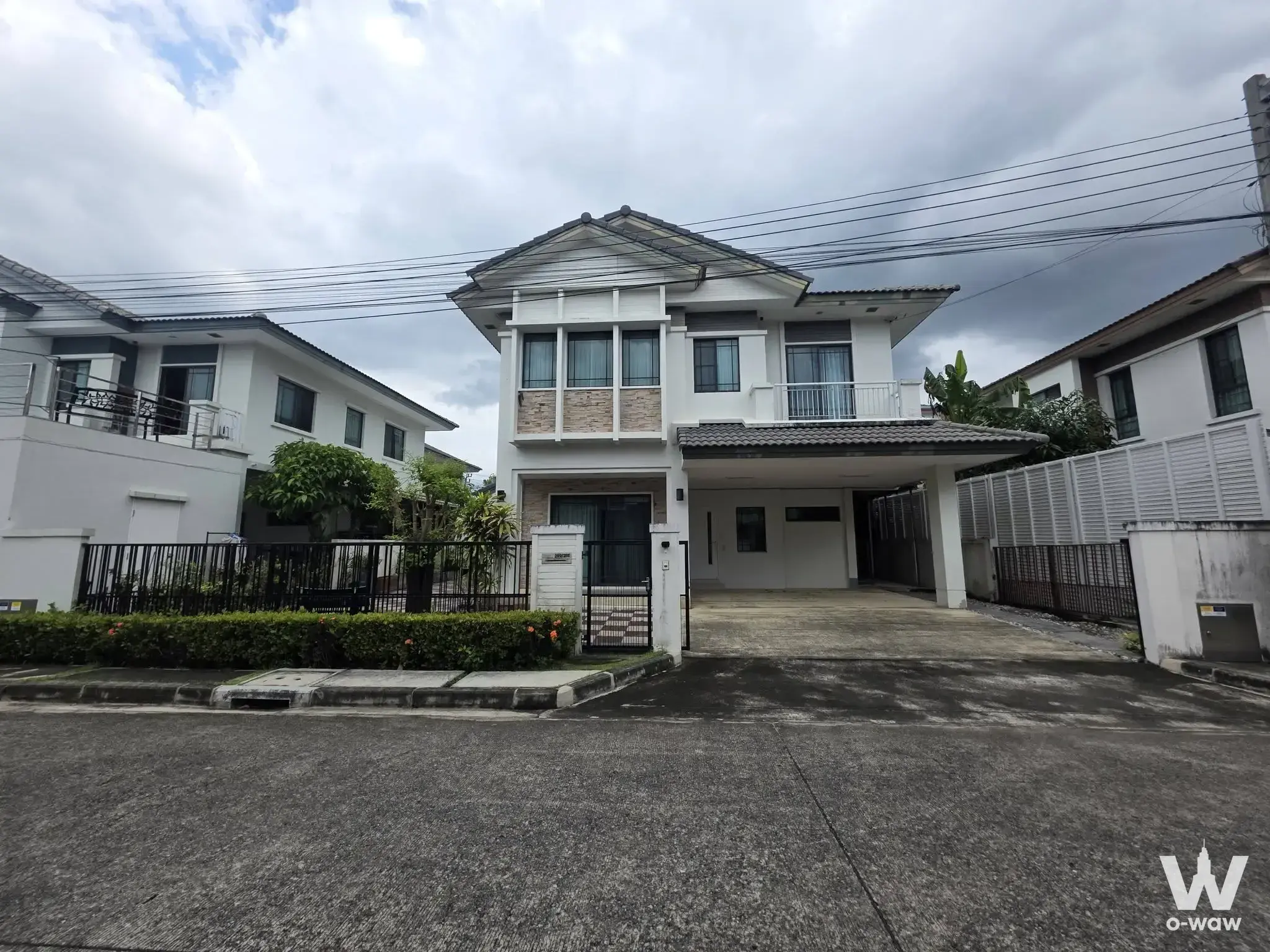 Sukhumvit 5 Road, near Icon PTT and Foodland, close to Don Mueang Airport and Khok Kret MRT Station (Green Line)