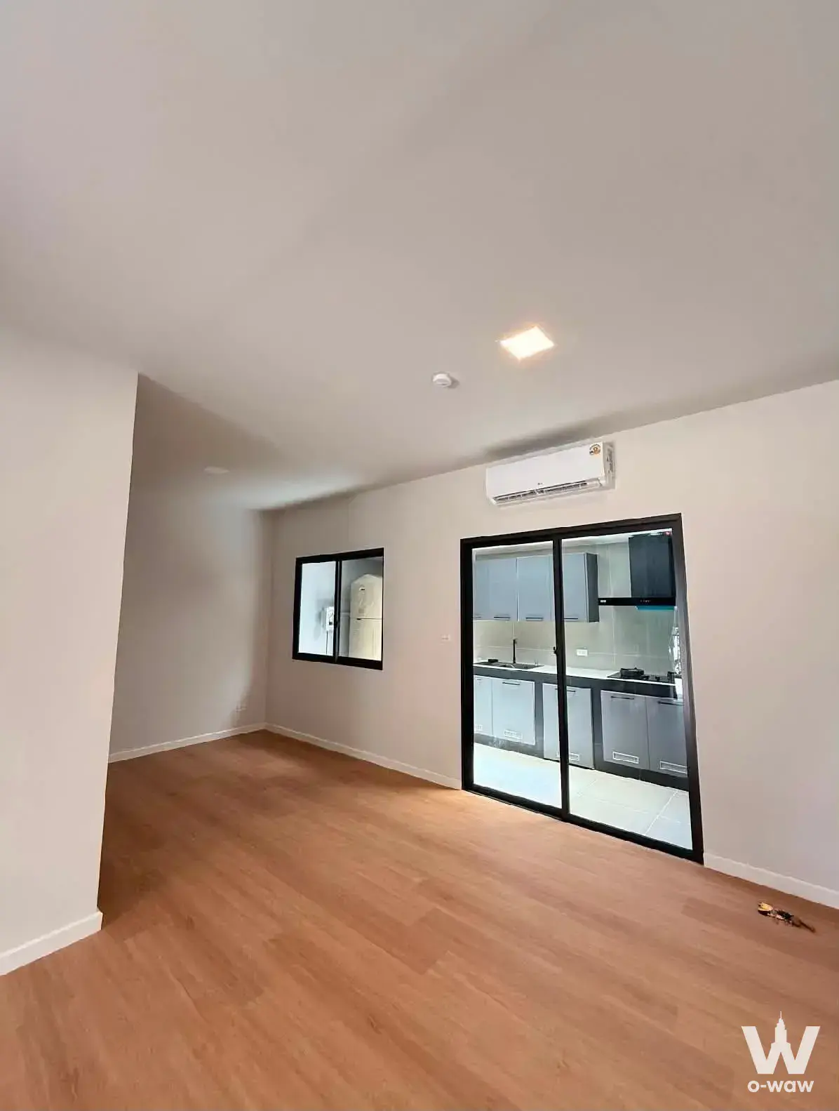 Empty modern living room in a 3-bed townhouse for rent at Siri Place Megabangna with wood-look floors