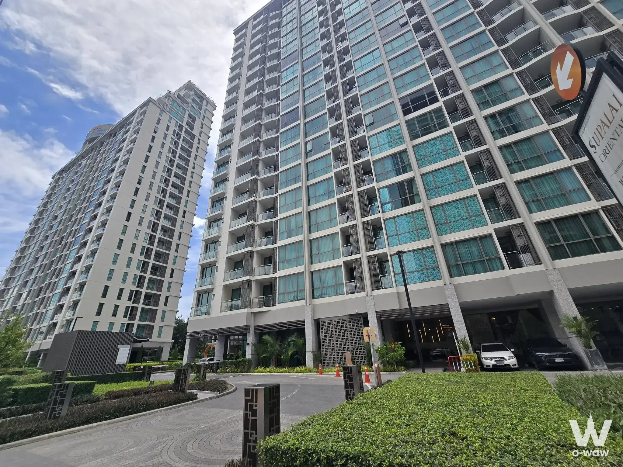 Sukhumvit 39, near BTS Phrom Phong (2.5 km), MRT Asok (2.4 km), and Italthai Pier (450 m)