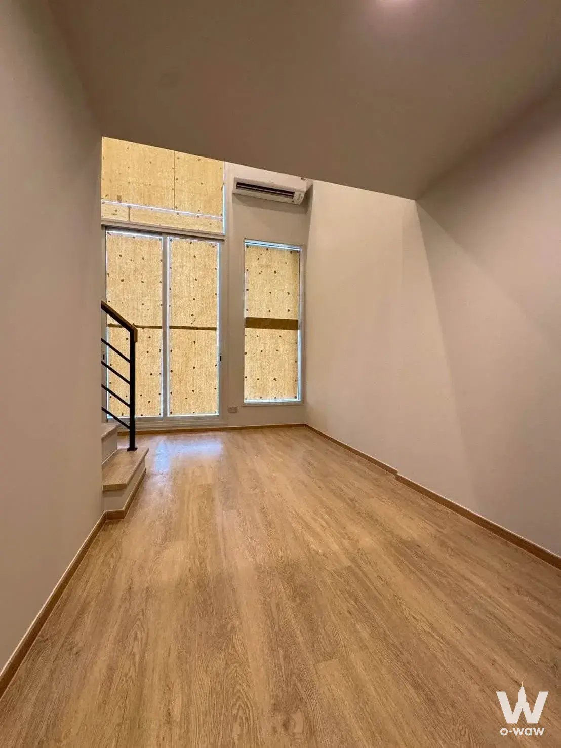 Empty loft with oak floors and stairs in 1-bed rental near Culture Chula