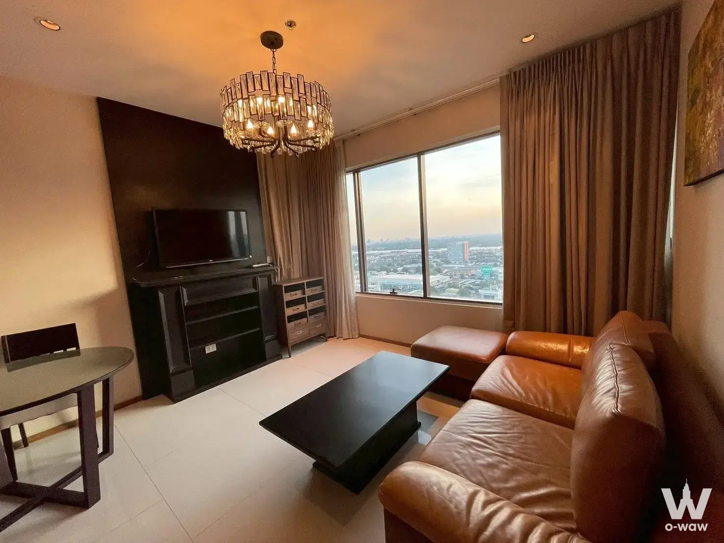 Condo with 1 bedroom for rent at The Emporio Place — photo 2 of 4