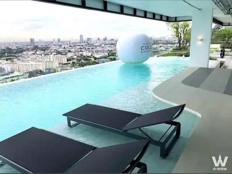 Rooftop infinity pool with turquoise tiles and city views at Knightsbridge Collage Sukhumvit 107 condo for rent