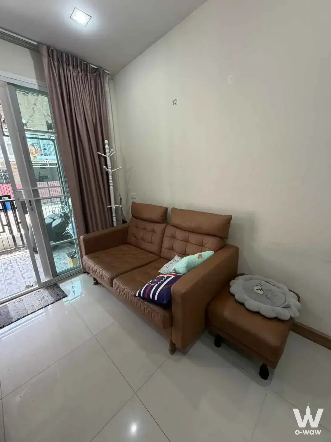 4-bed townhouse for rent in Golden Town Ramintra-Wongwaen living room with brown sofa