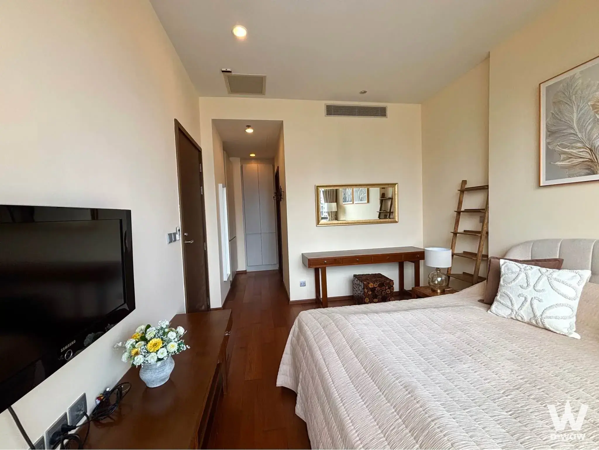 1-bed condo for sale in Quattro by Sansiri master bedroom with dark wood flooring