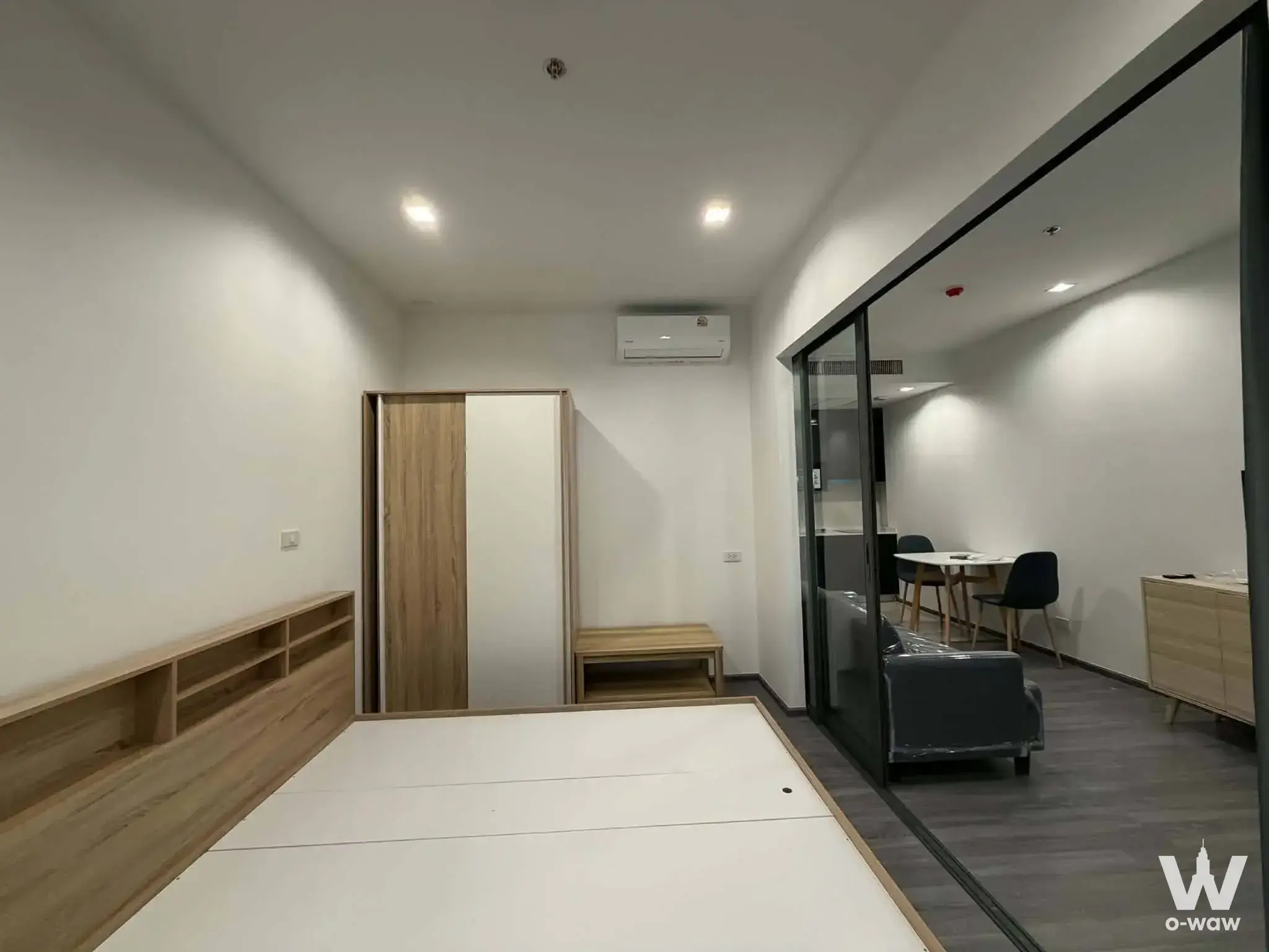 Near BTS Wongwian Yai Station, Bangkok. Close to ICONSIAM, Sena Fest, The Mall Tha Phra, Taksin Hospital, Somdet Phra Pin Klao Hospital, and St. Louis Hospital. Easy access to Sathorn-Silom-Charoen Nakhon-Sukhumvit areas.