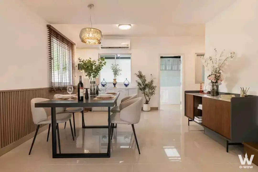 Modern dining area in Pruksa Ville 66/1 Bangna-Nhamdaeng townhouse with gold pendant light and wood accents