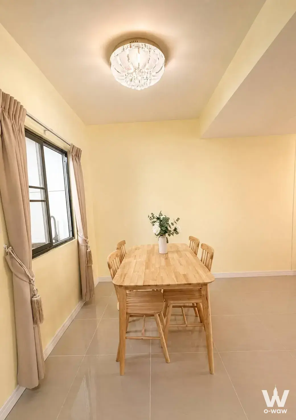 Dining room in a 3-bed townhouse for sale in Pruksa Ville 66/2 Bangna-Nhamdaeng has a wooden table and crystal ceiling light