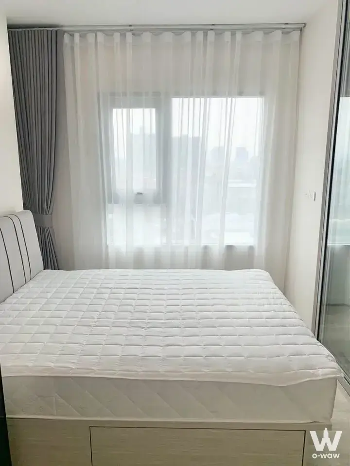 Modern 1-bed condo bedroom in Niche MONO Ramkhamhaeng with queen bed and floor-to-ceiling wardrobe