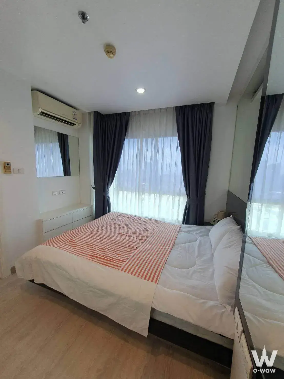 Bright 1-bed bedroom in Lumpini Park Riverside Rama 3 condo with queen bed, mirrored wardrobe and large window