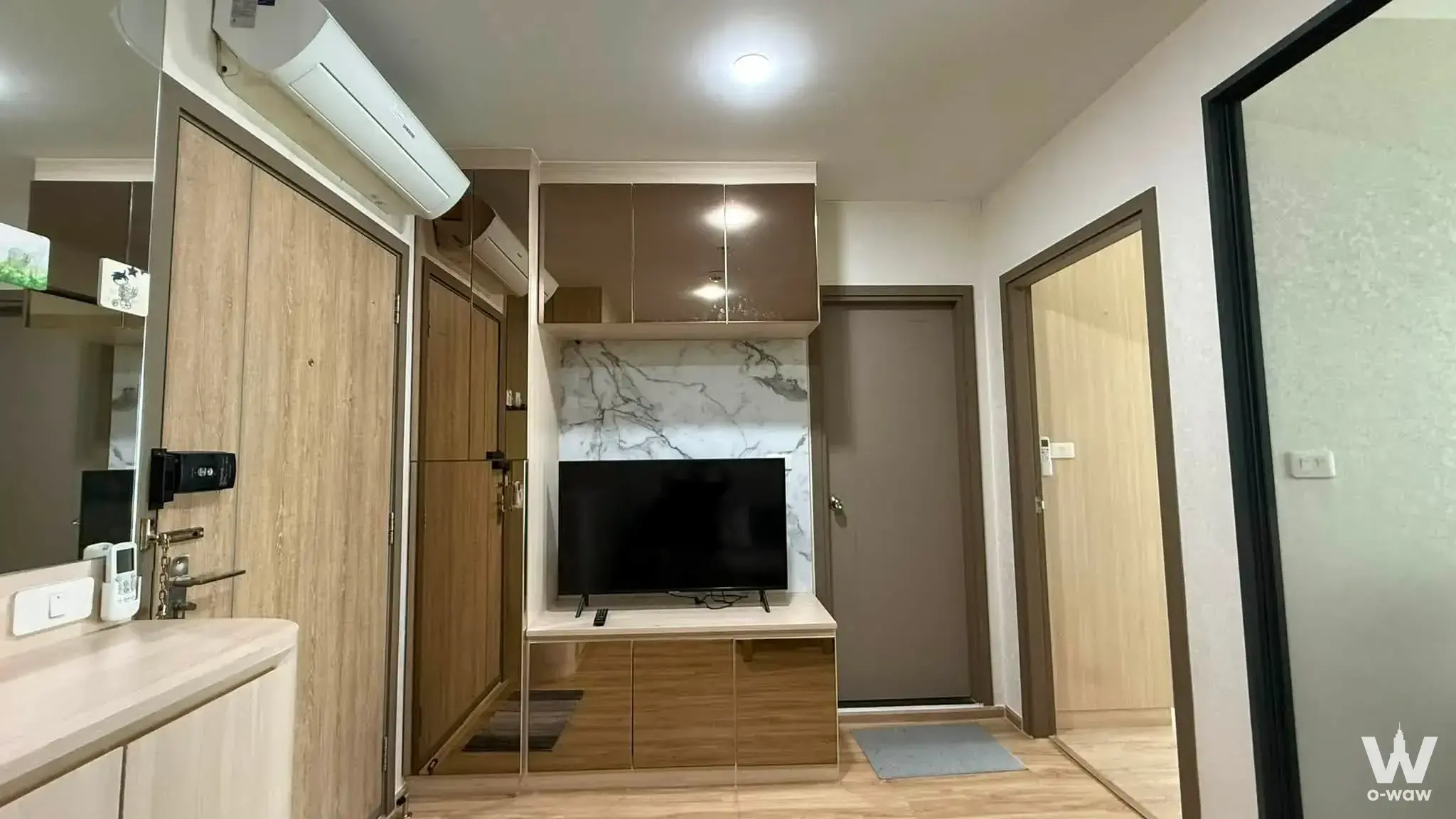 Ideo O2 1-bed condo entry hallway featuring smart lock, glossy cabinetry, and neutral tones