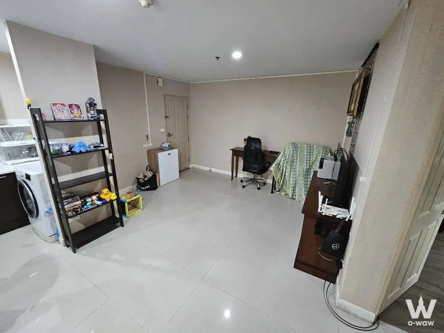 2-bed condo for sale in Metro Park Sathorn living room with shelving