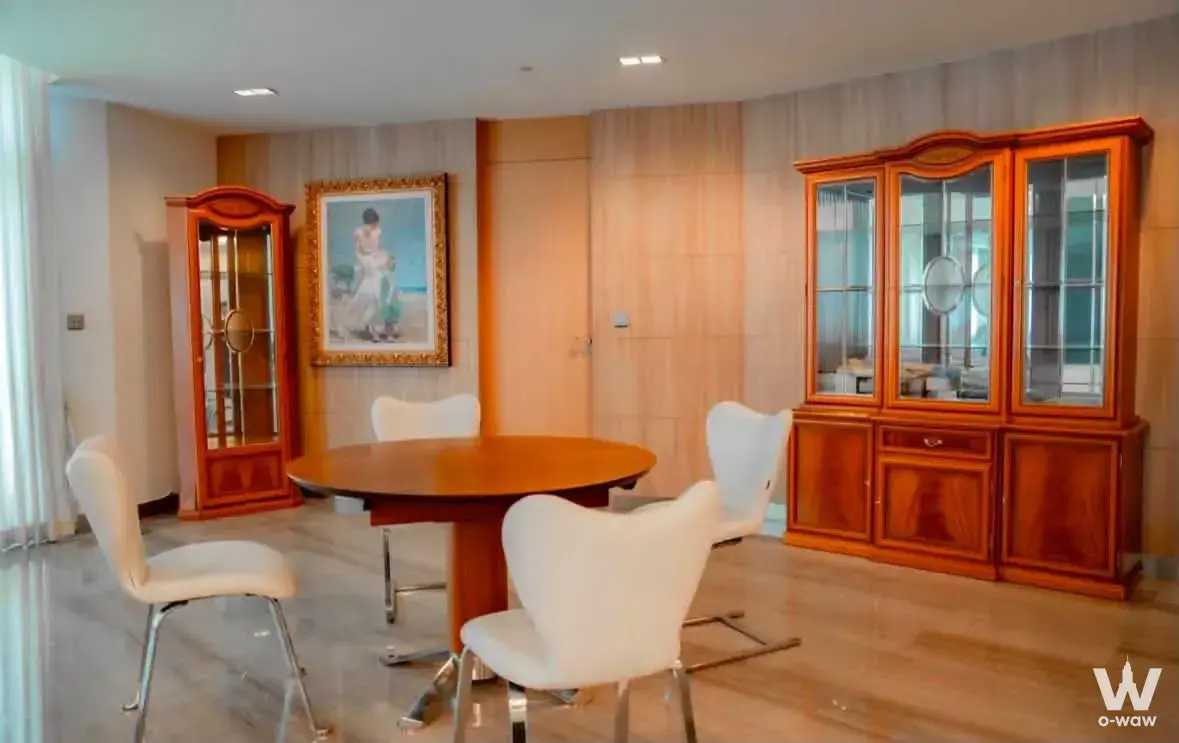 Traditional dining room in a 3-bed Royal River Place rental with a round wood table and glass-door display cabinet