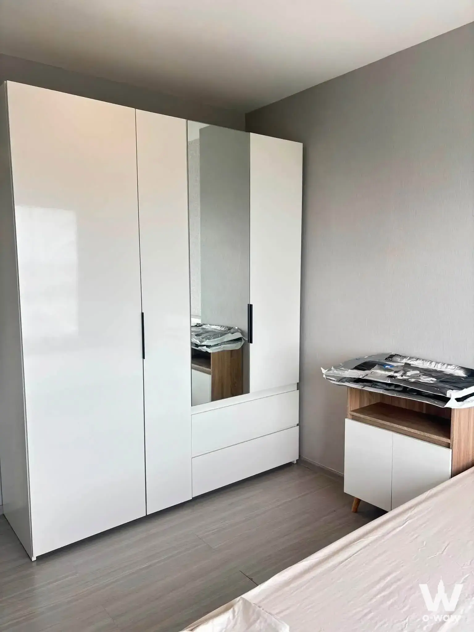 Newly renovated bedroom in ASPIRE SATHORN-RATCHAPRUK with glossy white built-in wardrobe