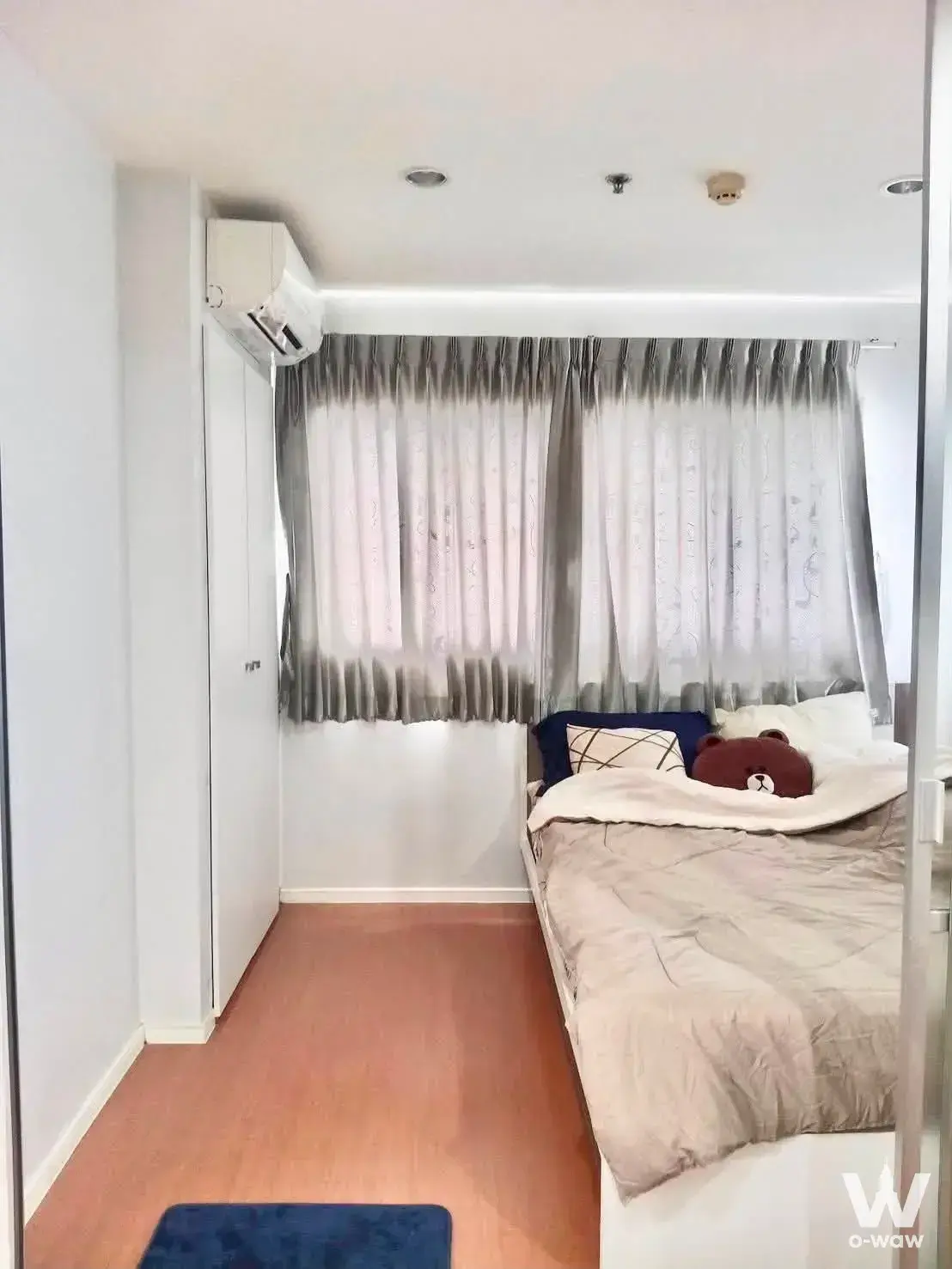 Modern bedroom in Lumpini Mega City Bang Na condo with built-in wardrobe and floor-to-ceiling windows