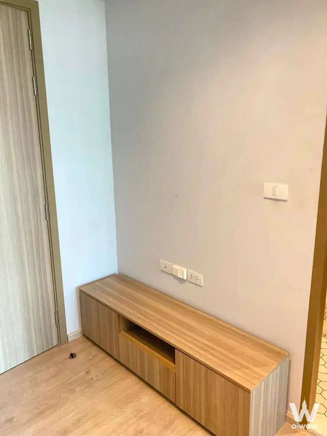 Unfurnished 1-bed condo for rent in Altitude Unicorn-Tha Phra with light wood laminate flooring and pale blue-grey walls