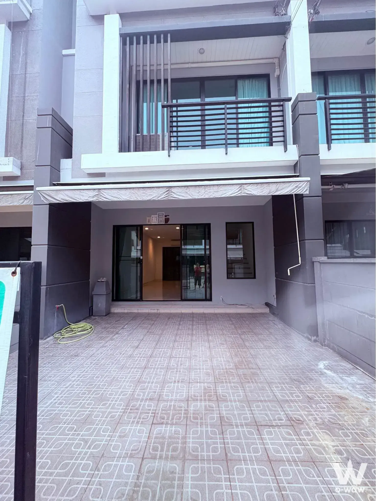 Modern 3-bed townhouse for rent in Baan Klang Mueang with tiled courtyard and balcony