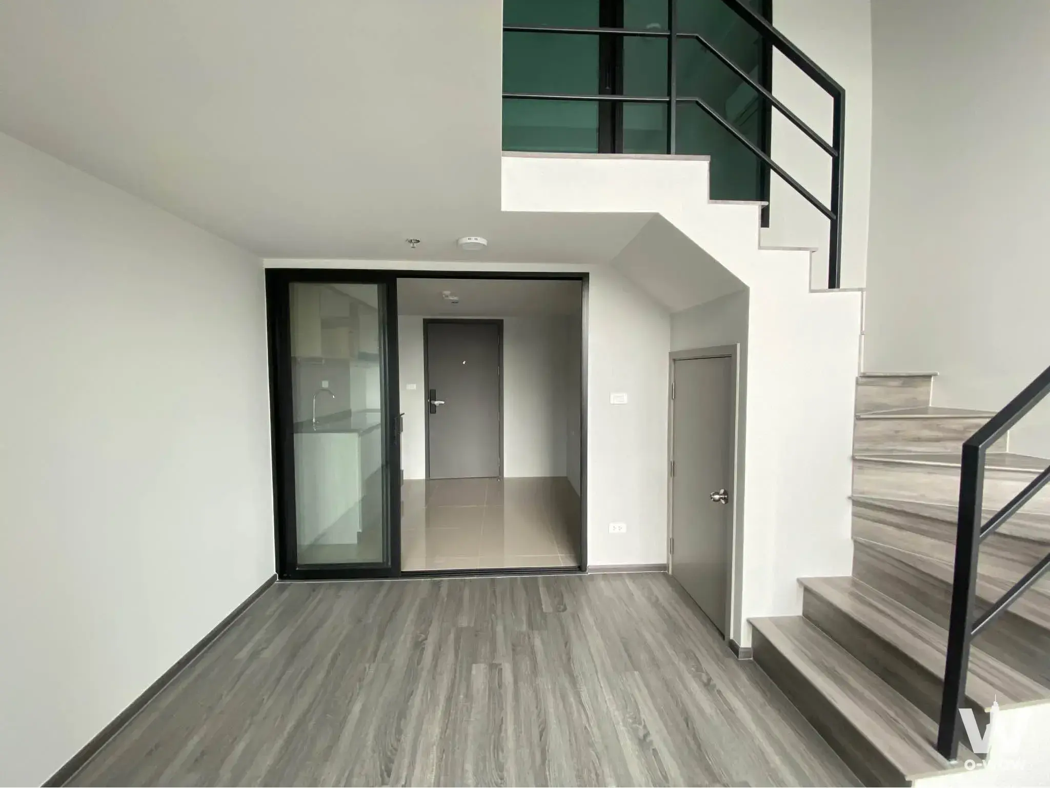 Unfurnished 1-bed condo for sale at Ideo Ramkhamhaeng Lamsali Station featuring a modern floating staircase and open-plan