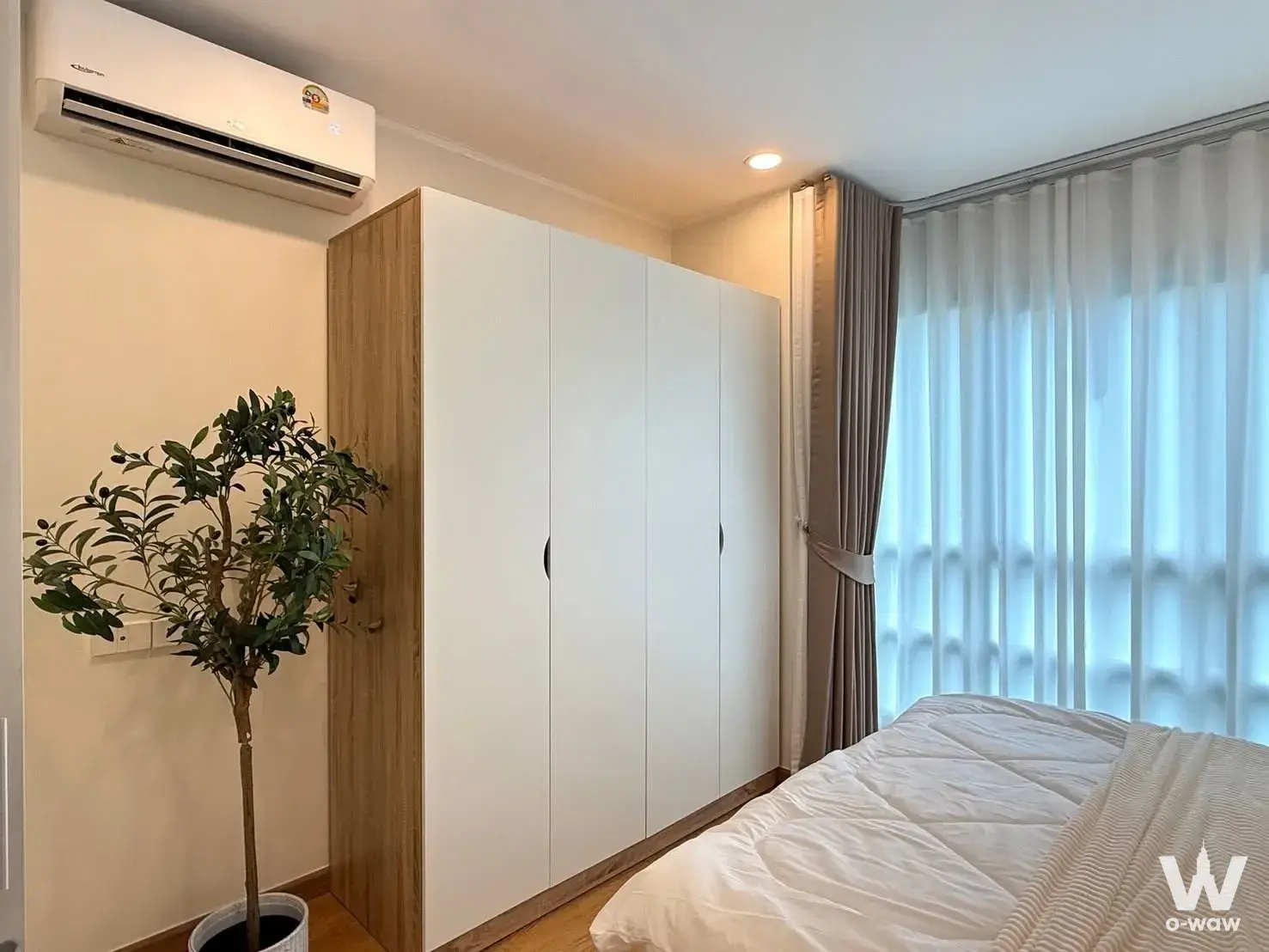 Bright 1-bed condo bedroom for sale at U-Delight Jatujak featuring a tall ficus tree