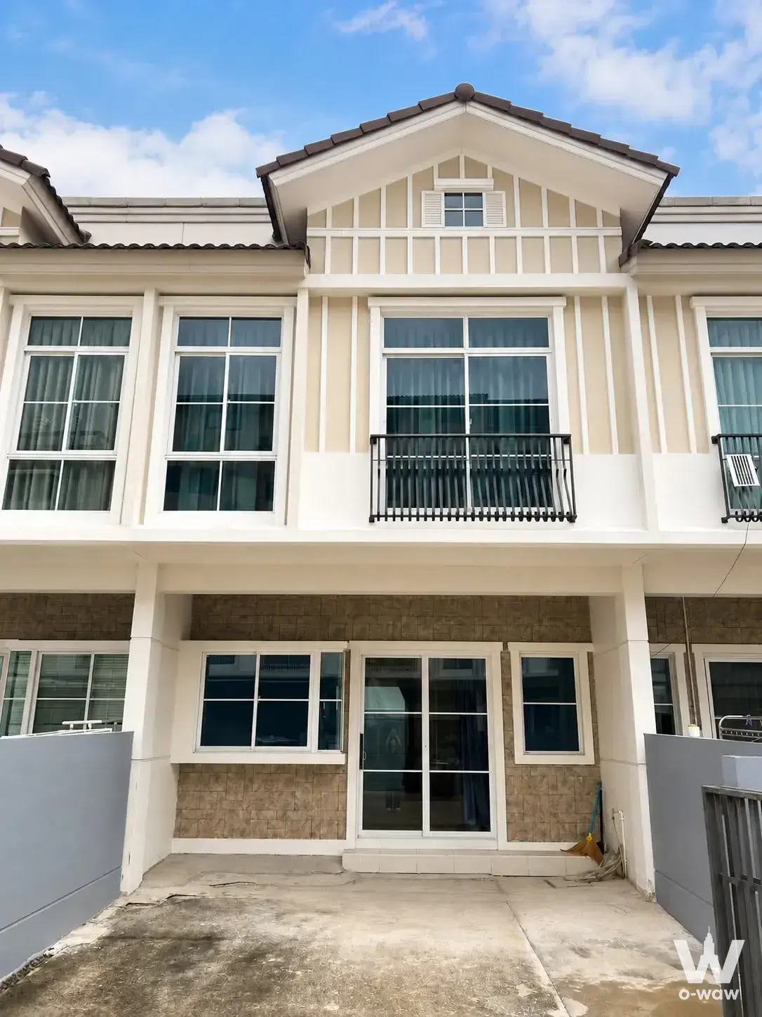 Bangna-Ramkhamhaeng 2, close to the motorway and Suvarnabhumi Airport