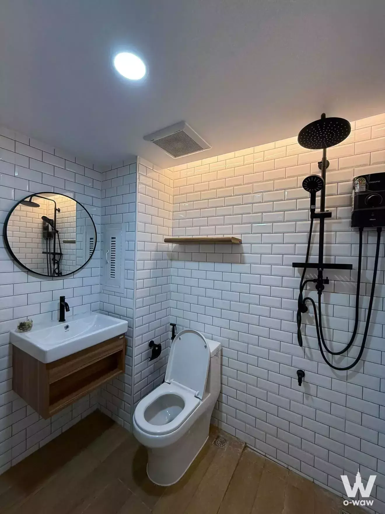 Modern bathroom in 1-bed condo for rent at The Parkland Srinakarin Lakeside with walk-in shower and floating vanity