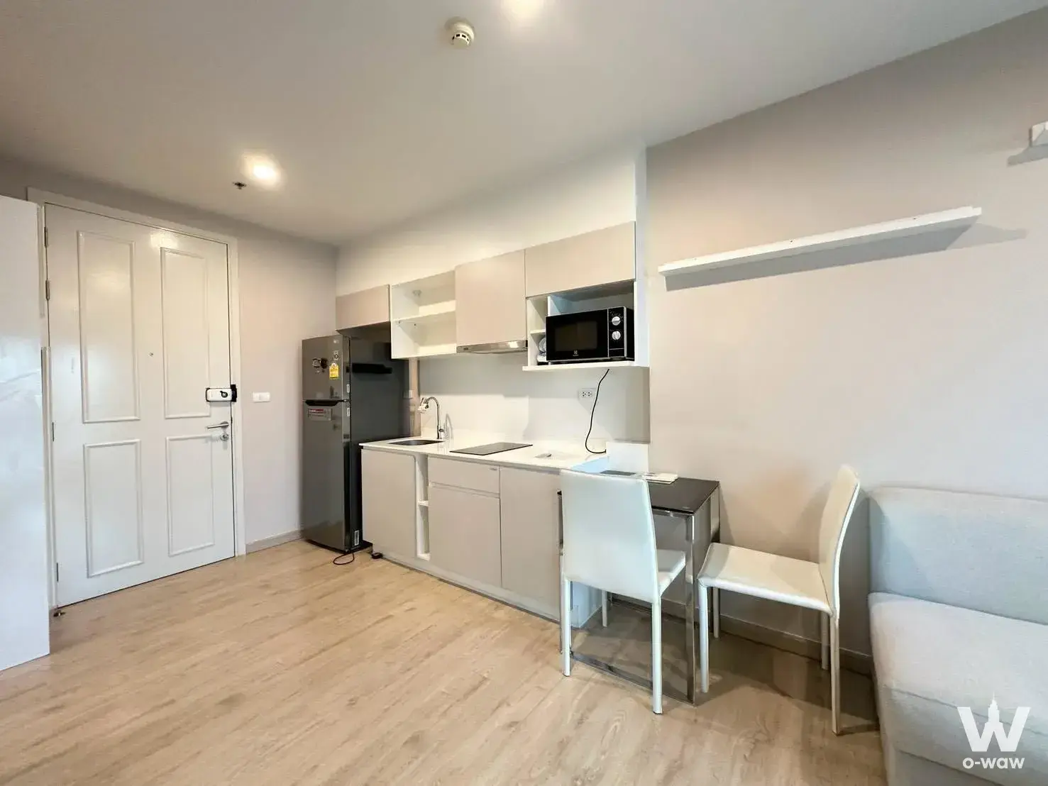 The open-plan 1-bed condo for sale in The Parkland Phet Kasem-Tha Phra has a kitchenette and dining set