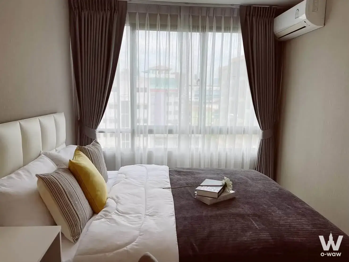 Bright bedroom in 1-bed condo for rent at Metro Luxe Ratchada with city views and modern decor