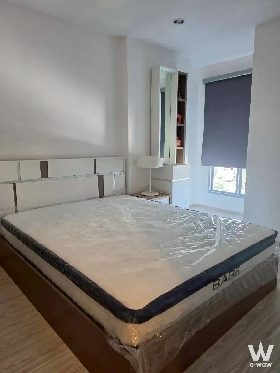 Bedroom with vanity and window view in Ideo Mobi Bangsue Grand Interchange